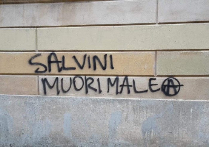 Scritte eversive imbrattano (ancora) il centro storico