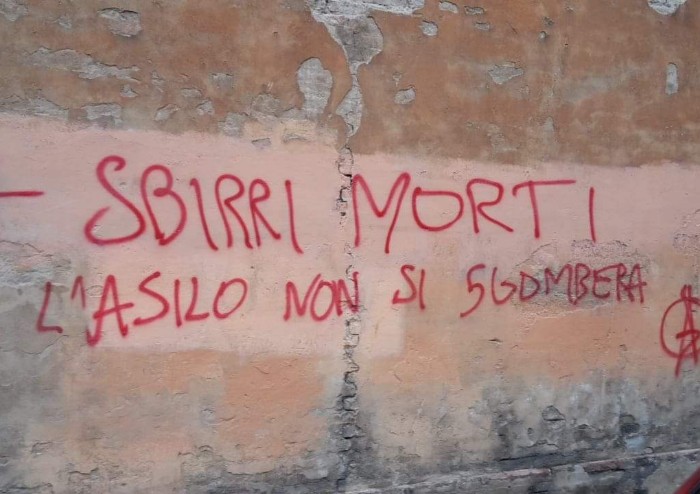 Scritte eversive imbrattano (ancora) il centro storico