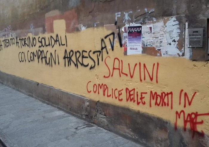 Scritte eversive imbrattano (ancora) il centro storico