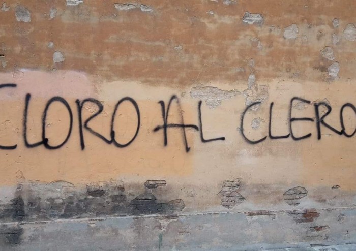 Scritte eversive imbrattano (ancora) il centro storico