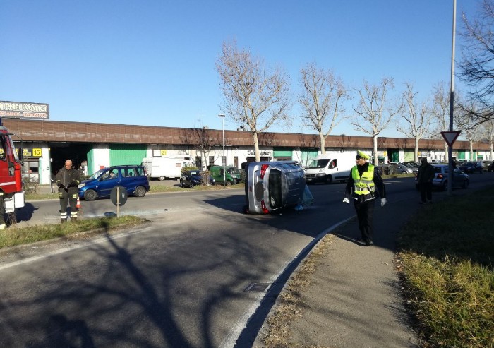 Schianto in via Finzi, scontro tra auto: due feriti
