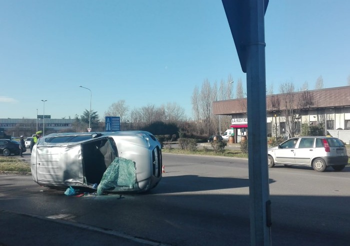 Schianto in via Finzi, scontro tra auto: due feriti
