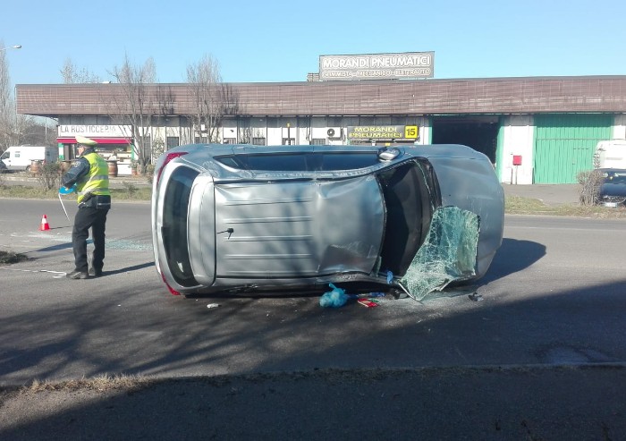Schianto in via Finzi, scontro tra auto: due feriti