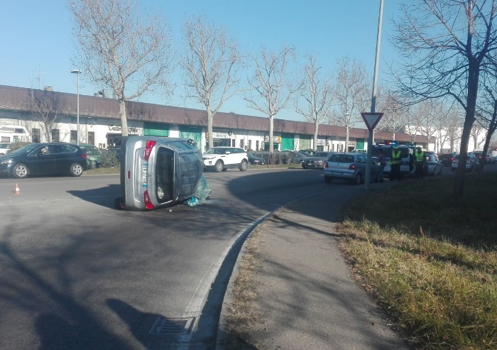 Schianto in via Finzi, scontro tra auto: due feriti