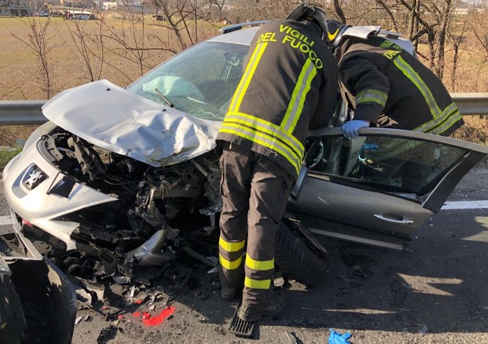 Fiorano, schianto frontale: due feriti