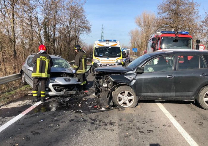 Fiorano, schianto frontale: due feriti