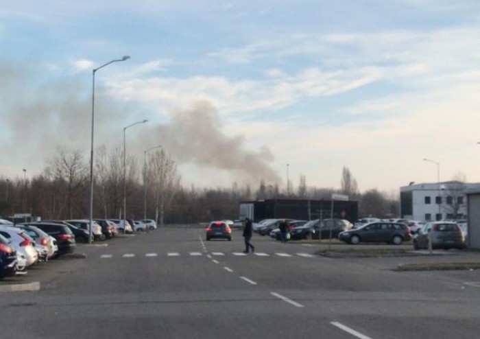 Una enorme nuvola di fumi tossici sulla città