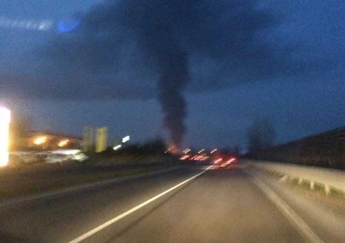 Una enorme nuvola di fumi tossici sulla città