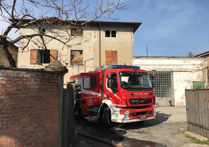 Incendio in abitazione a Castelnuovo, evacuato l'edificio