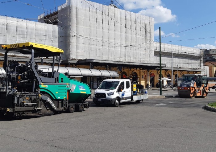 Stazione treni, chiuso posteggio. Tassisti sul piede di guerra: 'Nessuno ci ha informati'