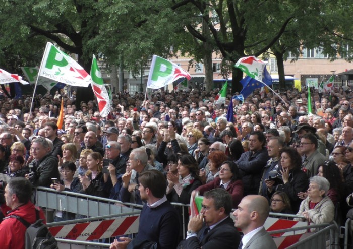 Zingaretti scuote la piazza PD: 'Uniti per vincere i distruttori'