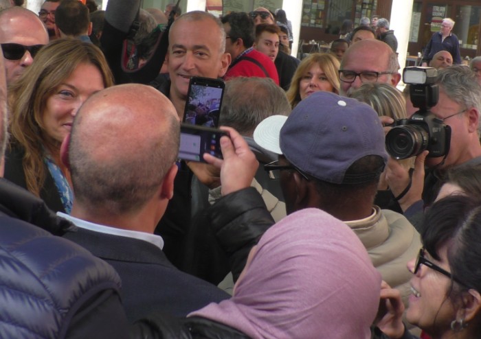Zingaretti scuote la piazza PD: 'Uniti per vincere i distruttori'