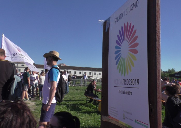 In 15.000 per Modena Pride, festa di colori e musica, ma il PD stona