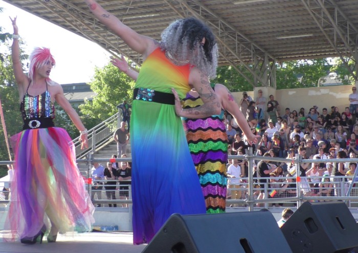 In 15.000 per Modena Pride, festa di colori e musica, ma il PD stona