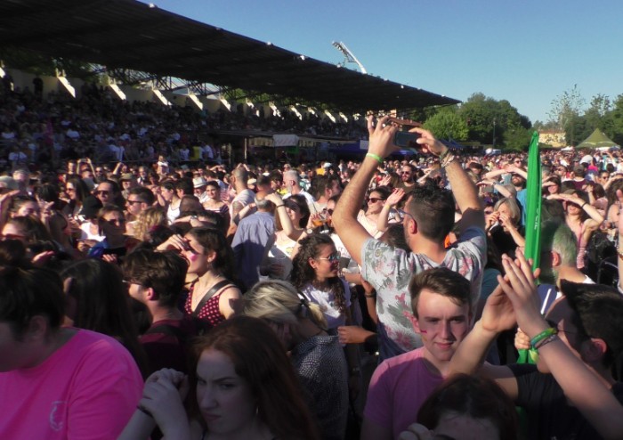 In 15.000 per Modena Pride, festa di colori e musica, ma il PD stona