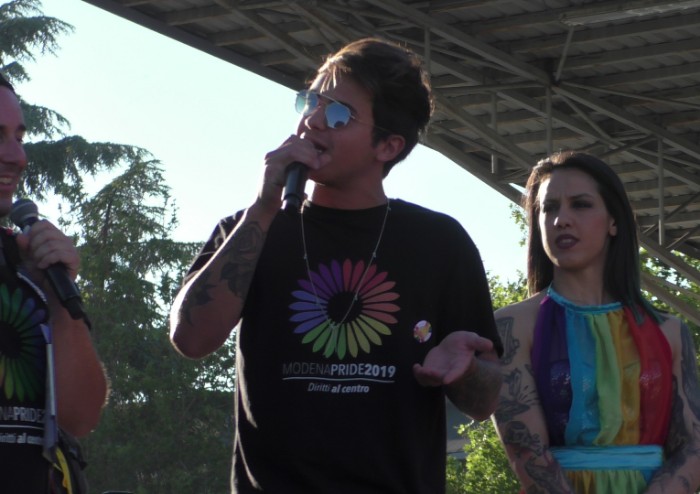In 15.000 per Modena Pride, festa di colori e musica, ma il PD stona
