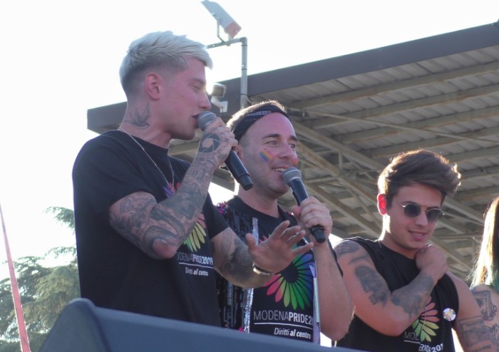 In 15.000 per Modena Pride, festa di colori e musica, ma il PD stona
