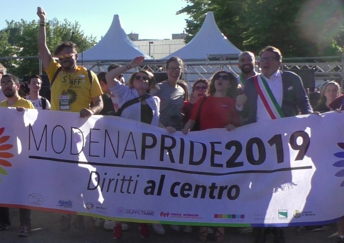 In 15.000 per Modena Pride, festa di colori e musica, ma il PD stona