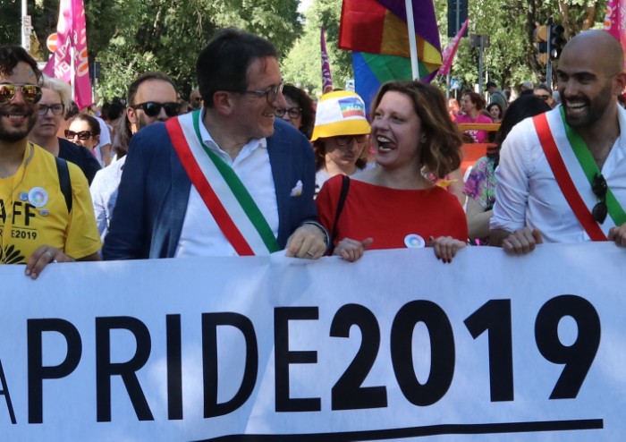 In 15.000 per Modena Pride, festa di colori e musica, ma il PD stona