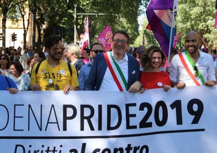 In 15.000 per Modena Pride, festa di colori e musica, ma il PD stona