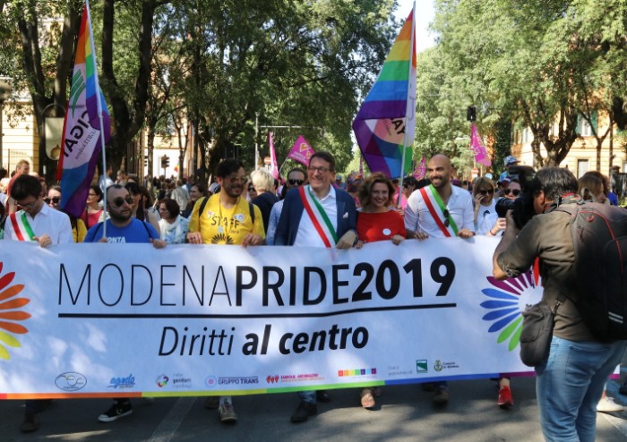 In 15.000 per Modena Pride, festa di colori e musica, ma il PD stona