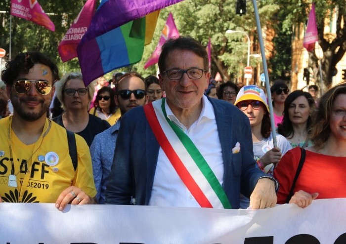 In 15.000 per Modena Pride, festa di colori e musica, ma il PD stona