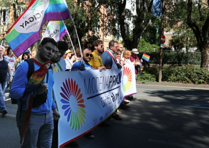 In 15.000 per Modena Pride, festa di colori e musica, ma il PD stona