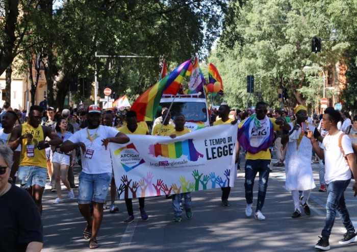In 15.000 per Modena Pride, festa di colori e musica, ma il PD stona