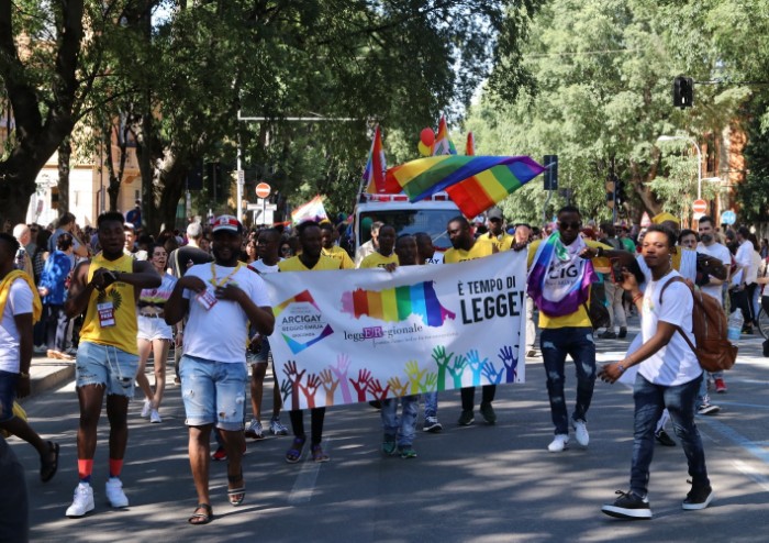 In 15.000 per Modena Pride, festa di colori e musica, ma il PD stona