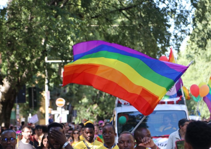 In 15.000 per Modena Pride, festa di colori e musica, ma il PD stona