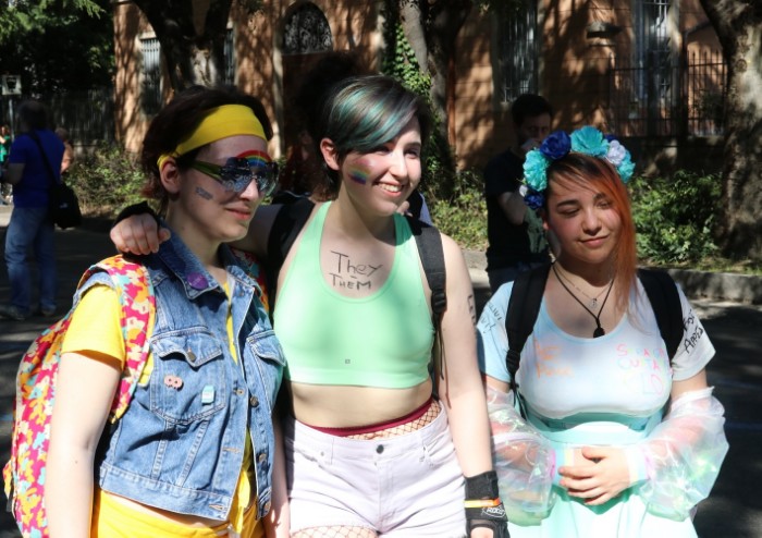 In 15.000 per Modena Pride, festa di colori e musica, ma il PD stona