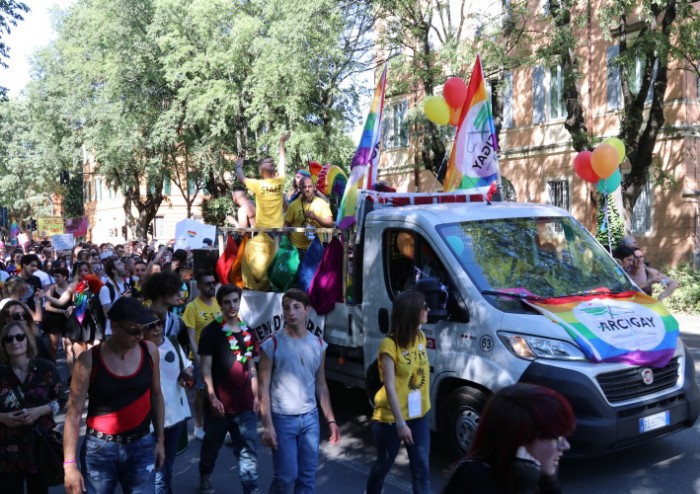 In 15.000 per Modena Pride, festa di colori e musica, ma il PD stona