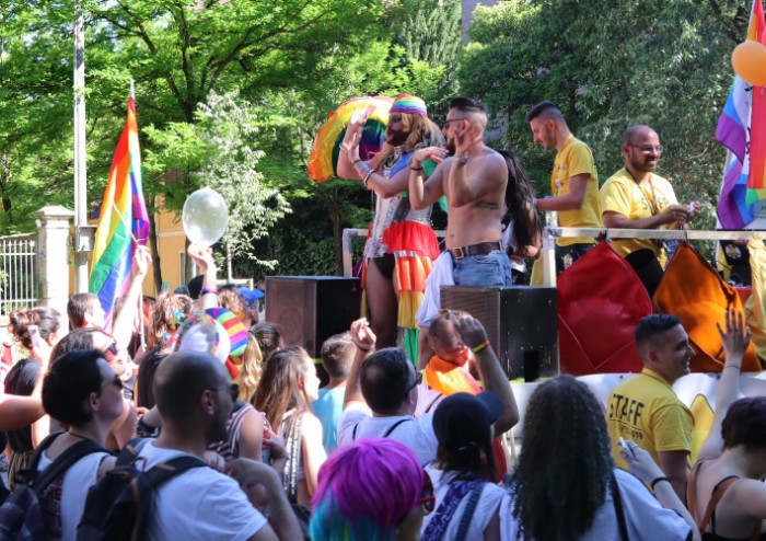 In 15.000 per Modena Pride, festa di colori e musica, ma il PD stona