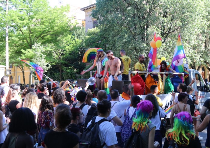 In 15.000 per Modena Pride, festa di colori e musica, ma il PD stona