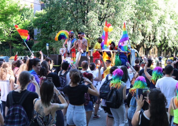 In 15.000 per Modena Pride, festa di colori e musica, ma il PD stona
