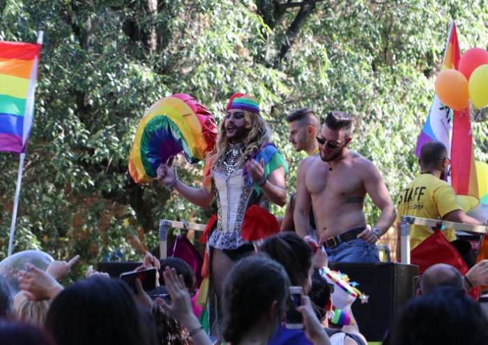 In 15.000 per Modena Pride, festa di colori e musica, ma il PD stona