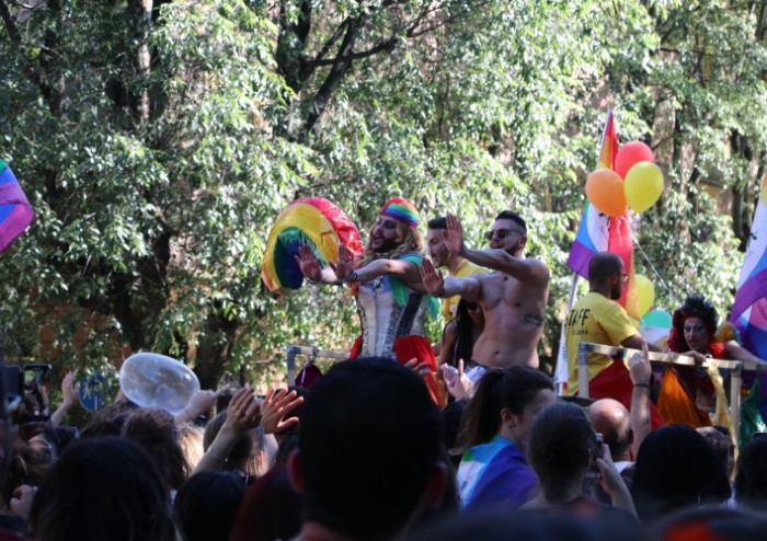 In 15.000 per Modena Pride, festa di colori e musica, ma il PD stona