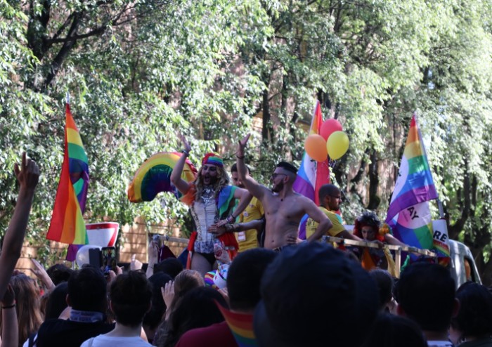 In 15.000 per Modena Pride, festa di colori e musica, ma il PD stona