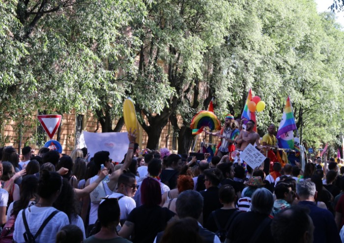 In 15.000 per Modena Pride, festa di colori e musica, ma il PD stona