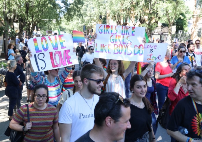 In 15.000 per Modena Pride, festa di colori e musica, ma il PD stona