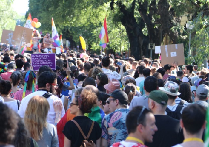 In 15.000 per Modena Pride, festa di colori e musica, ma il PD stona