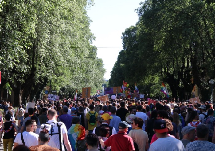 In 15.000 per Modena Pride, festa di colori e musica, ma il PD stona