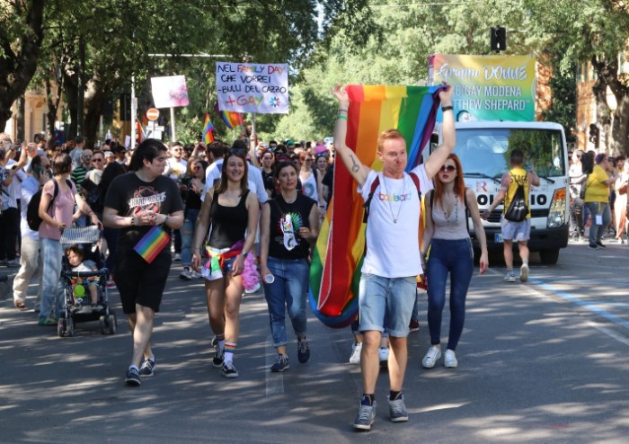 In 15.000 per Modena Pride, festa di colori e musica, ma il PD stona