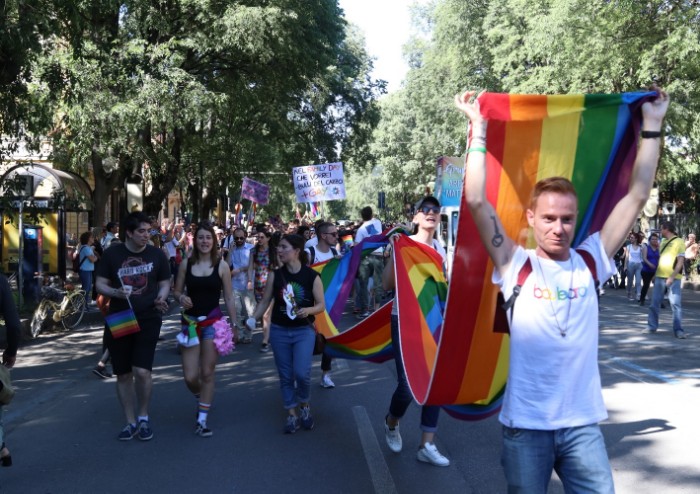 In 15.000 per Modena Pride, festa di colori e musica, ma il PD stona