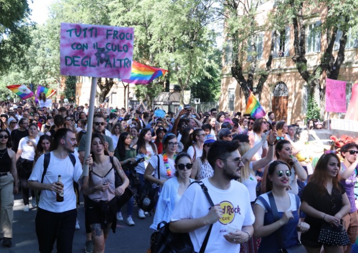 In 15.000 per Modena Pride, festa di colori e musica, ma il PD stona