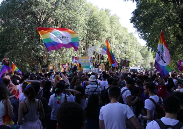 In 15.000 per Modena Pride, festa di colori e musica, ma il PD stona