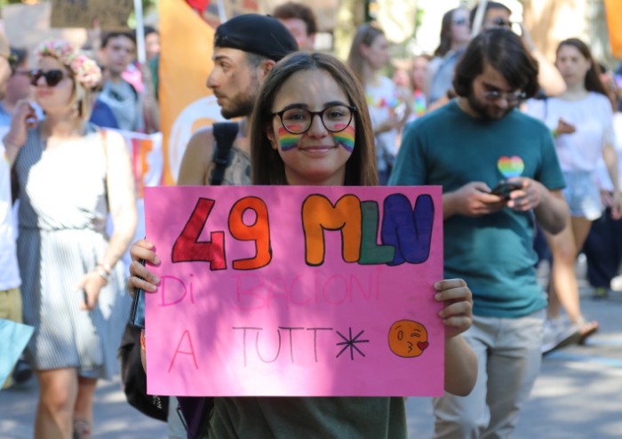 In 15.000 per Modena Pride, festa di colori e musica, ma il PD stona