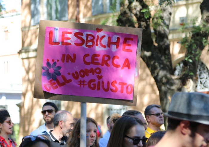 In 15.000 per Modena Pride, festa di colori e musica, ma il PD stona