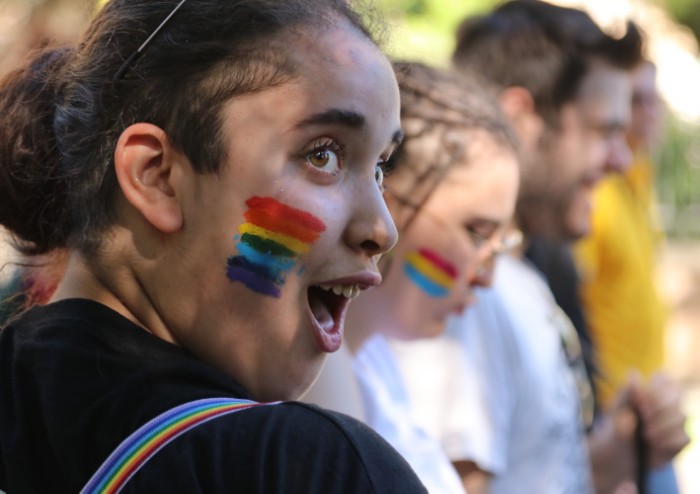 In 15.000 per Modena Pride, festa di colori e musica, ma il PD stona