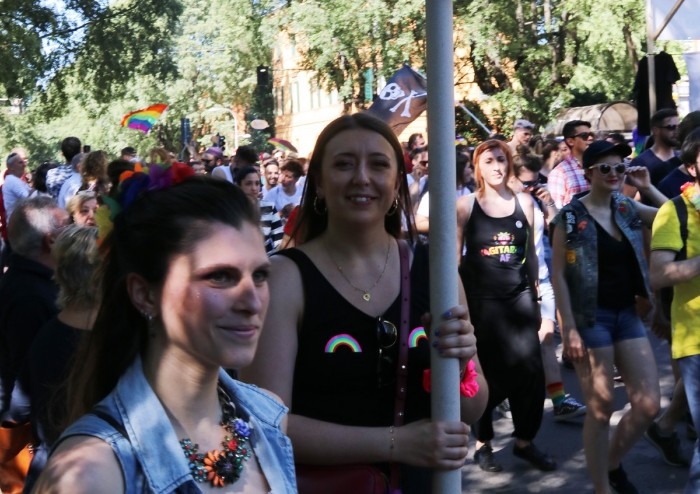 In 15.000 per Modena Pride, festa di colori e musica, ma il PD stona